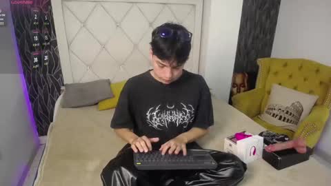 Snapshot of samu_foxxx chatting on 10.06.25 SAMU online show from 10.06.25