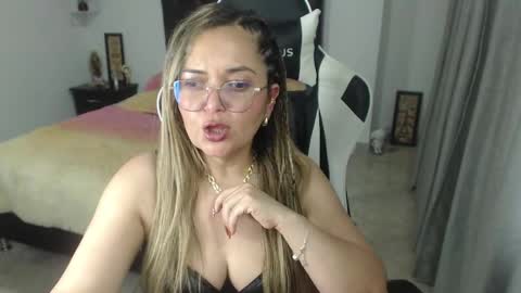 Snapshot of samy_vsn chatting on 02.04.25 samy_vsn online show from 02.04.25