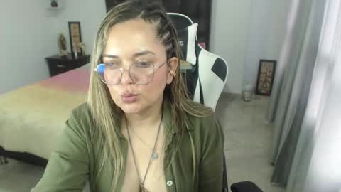 Snapshot of samy_vsn chatting on 02.04.25 samy_vsn online show from 02.04.25