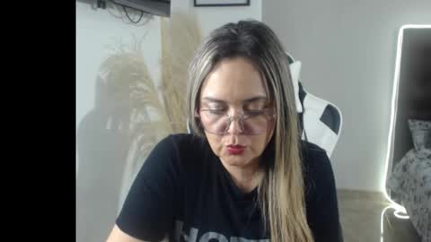 Snapshot of samy_vsn chatting on 10.14.25 samy_vsn online show from 10.14.25