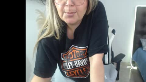 Snapshot of samy_vsn chatting on 10.16.25 samy_vsn online show from 10.16.25