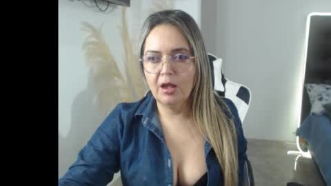 Snapshot of samy_vsn chatting on 10.17.25 samy_vsn online show from 10.17.25