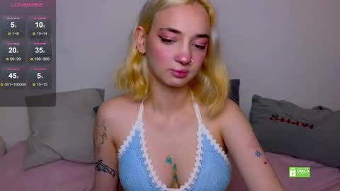 Snapshot of sandra_bell_ chatting on 09.10.25 Sandra online show from 09.10.25