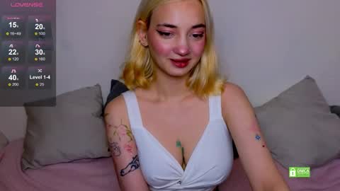 Snapshot of sandra_bell_ chatting on 09.19.25 Sandra online show from 09.19.25