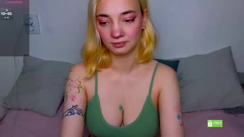 Snapshot of sandra_bell_ chatting on 10.08.25 Sandra online show from 10.08.25