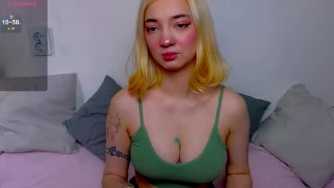 Snapshot of sandra_bell_ chatting on 10.20.25 Sandra online show from 10.20.25