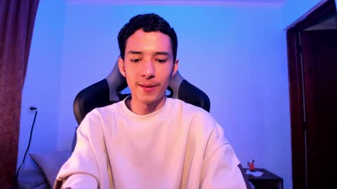 santi_twink19 online show from 12.06.24