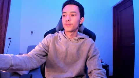 santi_twink19 online show from 12.11.24