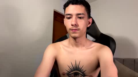 santi_twink19 online show from 01.08.25