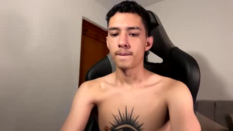 santi_twink19 online show from 01.08.25