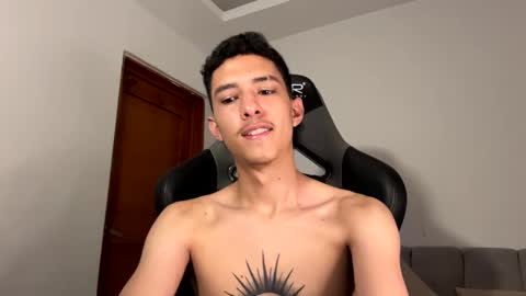 santi_twink19 online show from 01.08.25
