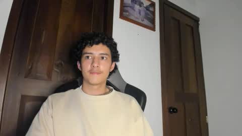 santi_twink19 online show from 12.22.25