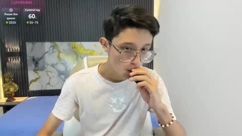 Snapshot of santiago_russo18 chatting on 09.30.25 santiago_russo18 online show from 09.30.25