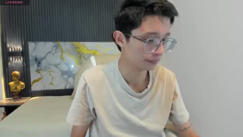 Snapshot of santiago_russo18 chatting on 10.18.25 santiago_russo18 online show from 10.18.25