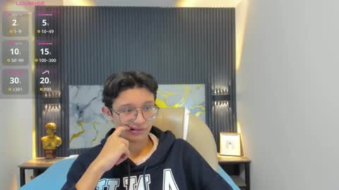 Snapshot of santiago_russo18 chatting on 10.29.25 santiago_russo18 online show from 10.29.25