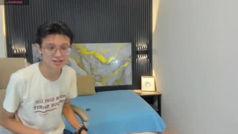 Snapshot of santiago_russo18 chatting on 10.30.25 santiago_russo18 online show from 10.30.25