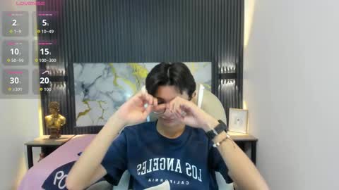 Snapshot of santiago_russo18 chatting on 11.13.25 santiago_russo18 online show from 11.13.25