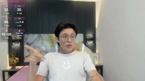 Snapshot of santiago_russo18 chatting on 11.17.25 santiago_russo18 online show from 11.17.25