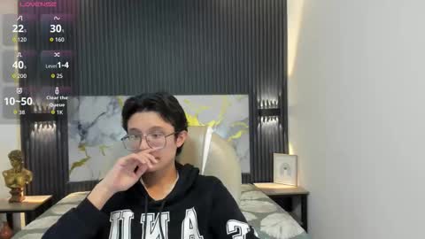 Snapshot of santiago_russo18 chatting on 11.19.25 santiago_russo18 online show from 11.19.25