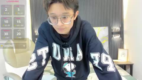 Snapshot of santiago_russo18 chatting on 11.21.25 santiago_russo18 online show from 11.21.25