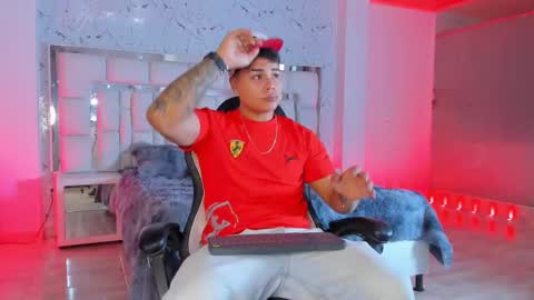 Snapshot of santiagoreyesft chatting on 09.19.25 Santi Reyes online show from 09.19.25