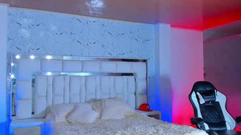 Snapshot of santiagoreyesft chatting on 10.21.25 Santi Reyes online show from 10.21.25