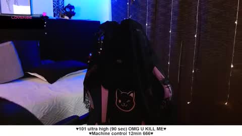 Snapshot of santos_liah chatting on 10.21.25 Liah Santos online show from 10.21.25