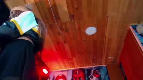 Snapshot of sara_buck chatting on 04.15.26 sara_buck online show from 04.15.26