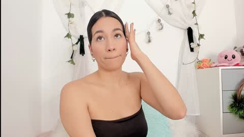 Snapshot of sara_kurt chatting on 12.20.24 Sara online show from 12.20.24