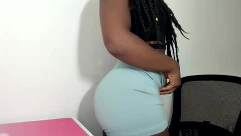 Snapshot of sara_muscle chatting on 11.11.25 Sara online show from 11.11.25