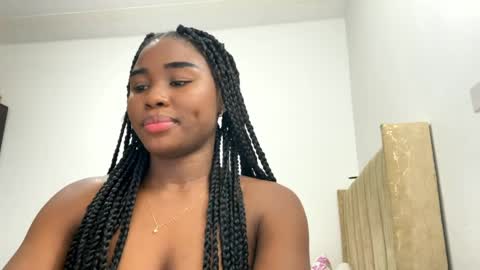 Snapshot of sara_muscle chatting on 05.27.26 Sara online show from 05.27.26