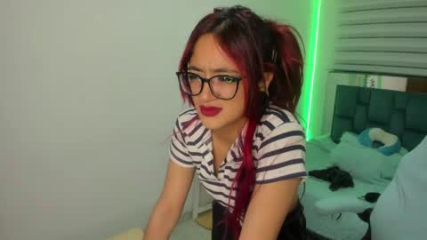 sara_red_x online show from 05.06.26