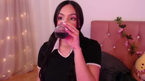 Snapshot of saraa_swett chatting on 02.05.25 online show from 02.05.25