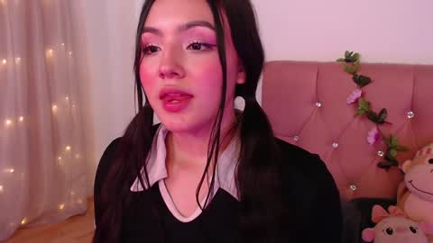 Snapshot of saraa_swett chatting on 02.05.25 online show from 02.05.25