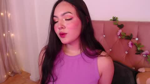 Snapshot of saraa_swett chatting on 02.06.25 online show from 02.06.25