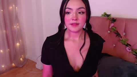 Snapshot of saraa_swett chatting on 02.14.25 online show from 02.14.25