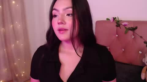 Snapshot of saraa_swett chatting on 03.03.25 online show from 03.03.25