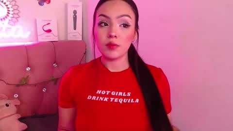 Snapshot of saraa_swett chatting on 10.22.25 online show from 10.22.25