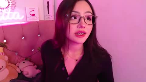 Snapshot of saraa_swett chatting on 10.28.25 online show from 10.28.25