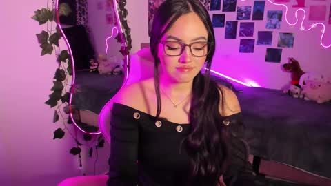 Snapshot of saraa_swett chatting on 11.11.25 online show from 11.11.25