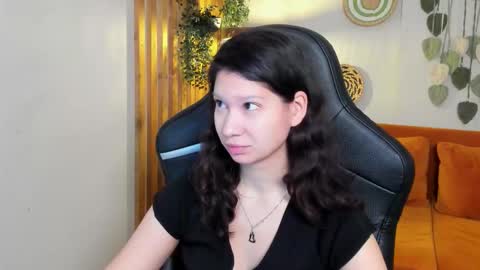 Snapshot of saradenars chatting on 11.13.25 SaraDenars online show from 11.13.25