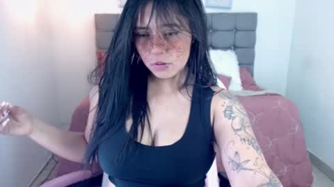 Snapshot of sarah__moon1 chatting on 10.15.25 Sarah Moon online show from 10.15.25