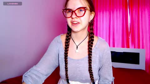 Snapshot of sarah_hs chatting on 12.11.24 Sarah online show from 12.11.24