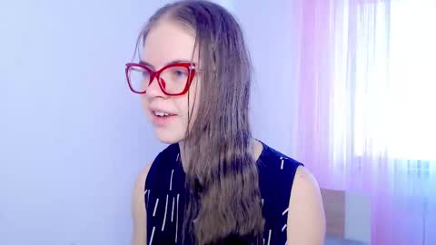 Snapshot of sarah_hs chatting on 11.09.25 Sarah online show from 11.09.25