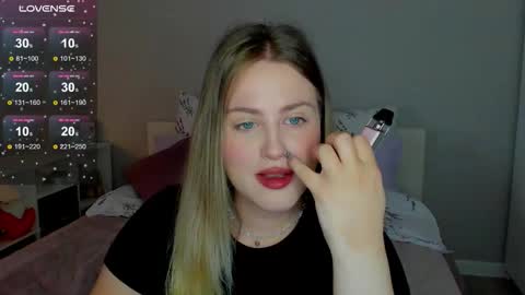 Snapshot of sarah_soul chatting on 10.01.25 Sarah online show from 10.01.25