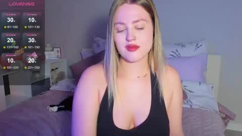 Snapshot of sarah_soul chatting on 10.24.25 Sarah online show from 10.24.25