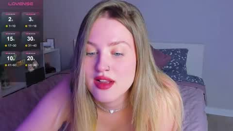 Snapshot of sarah_soul chatting on 11.06.25 Sarah online show from 11.06.25