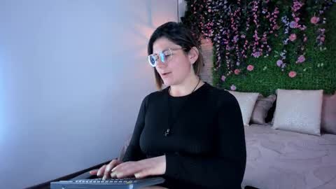 Sarah Deyvis online show from 12.02.25