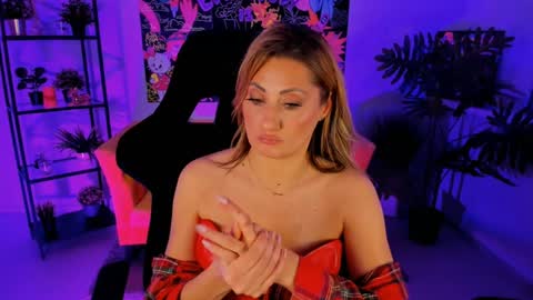 Snapshot of sarahholly chatting on 01.12.25 Divine Sarah NONUDE model online show from 01.12.25