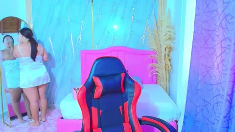 Snapshot of sarahrouse_ chatting on 11.25.25 S A R A H online show from 11.25.25